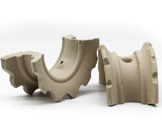 详细阐述陶瓷鞍形环填料的结构和设计特点。