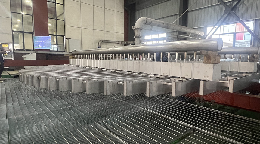 3D cutaway view of a packed distillation column showing liquid distributor above structured packing bed