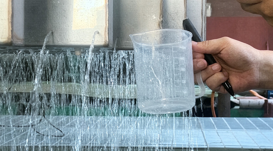 Dye tracer test showing uniform liquid distribution versus channeling from poor distributor
