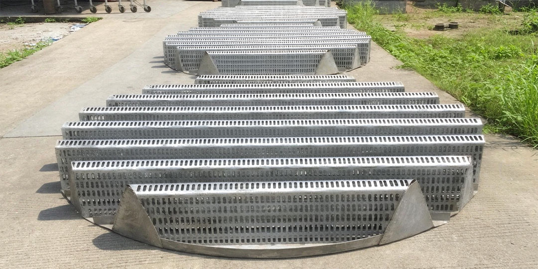 Camel hump support grid formed from stamped steel plates with arched profile