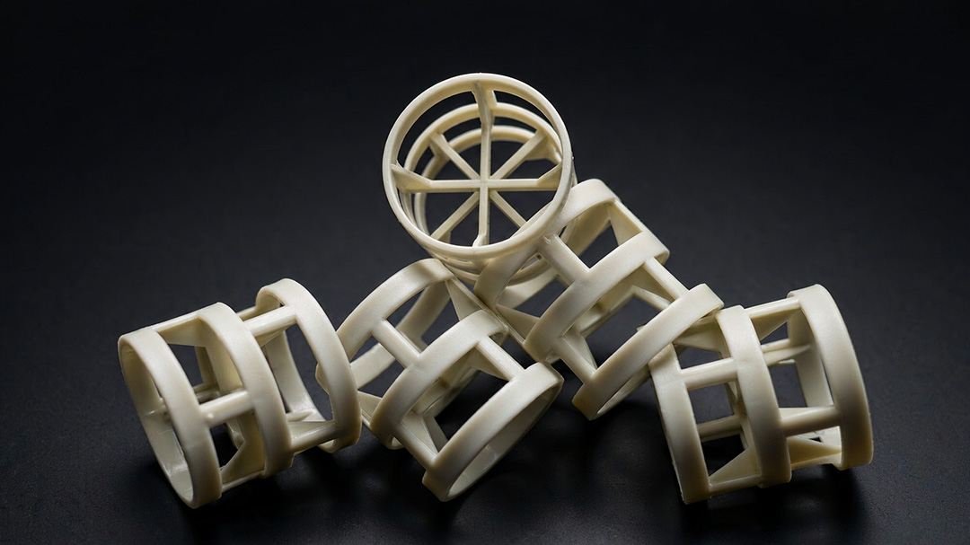 PP vs PE vs CPVC Tower Packing PP PE CPVC plastic random packing rings placed side by side for material comparison